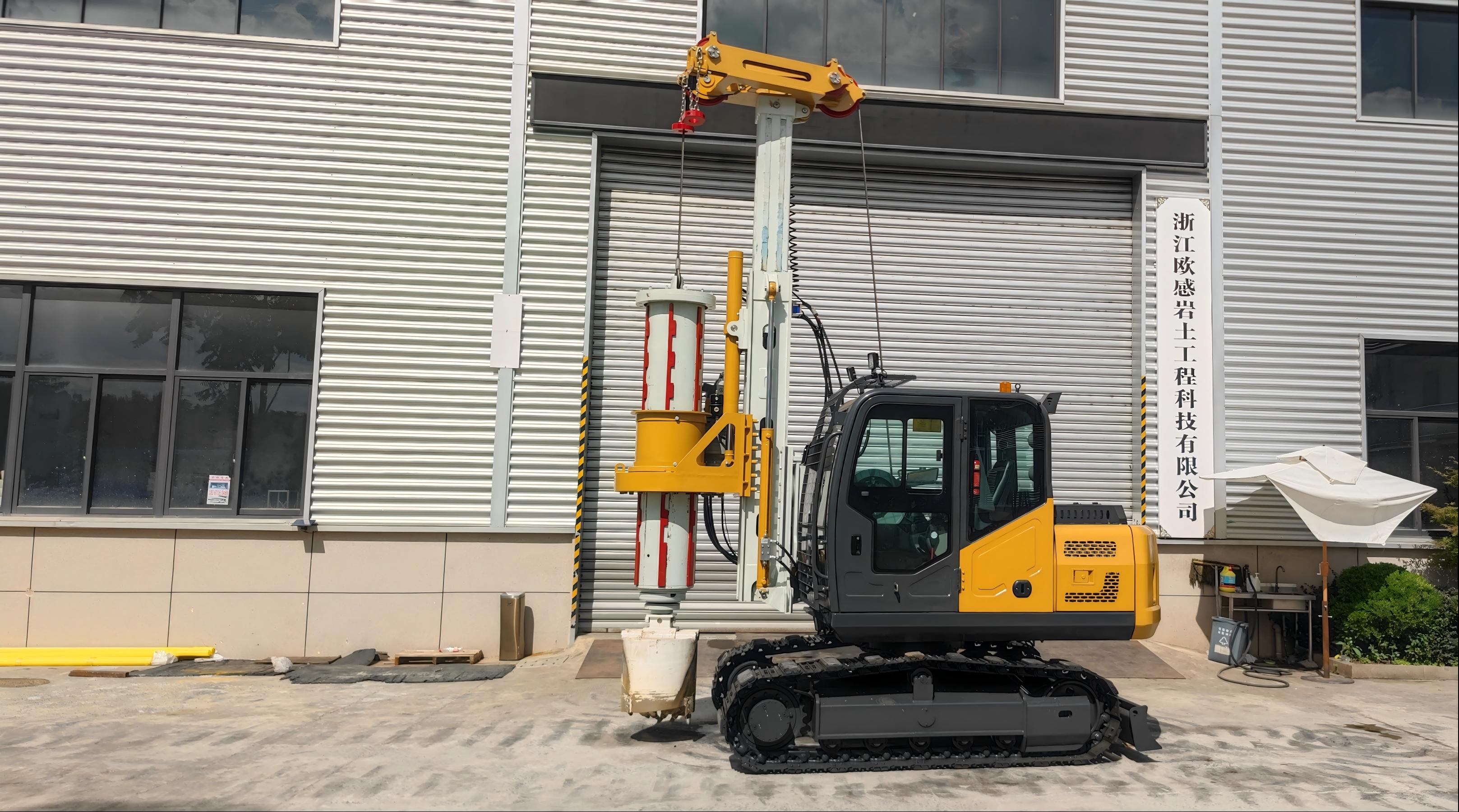 Hydraulic impact hammer on crane