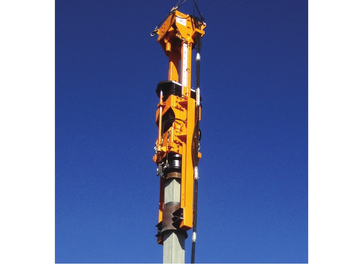 FAHH Hydraulic Impact Hammer driving a pile